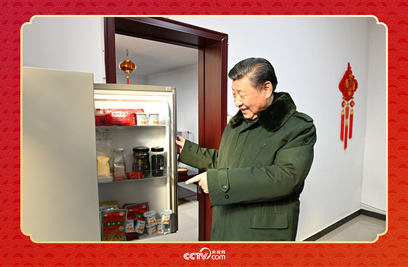 2024年春节前夕,习近平总书记在天津第六埠村考察时,走进村民杜洪刚家看望。