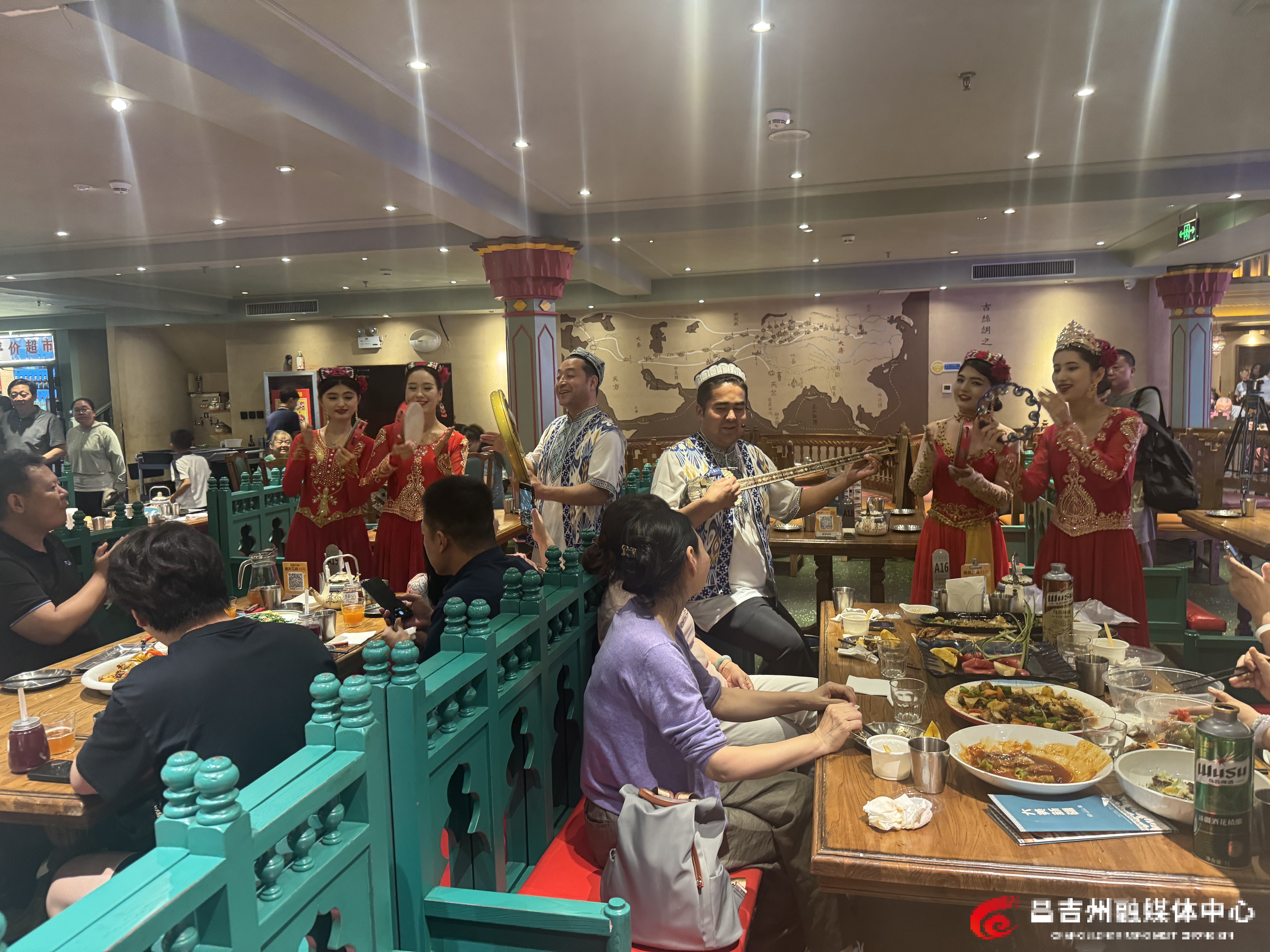 7 月 6 日晚，大美新疆主题餐厅热闹非凡，演员正在表演歌舞。（刘华摄）.jpg