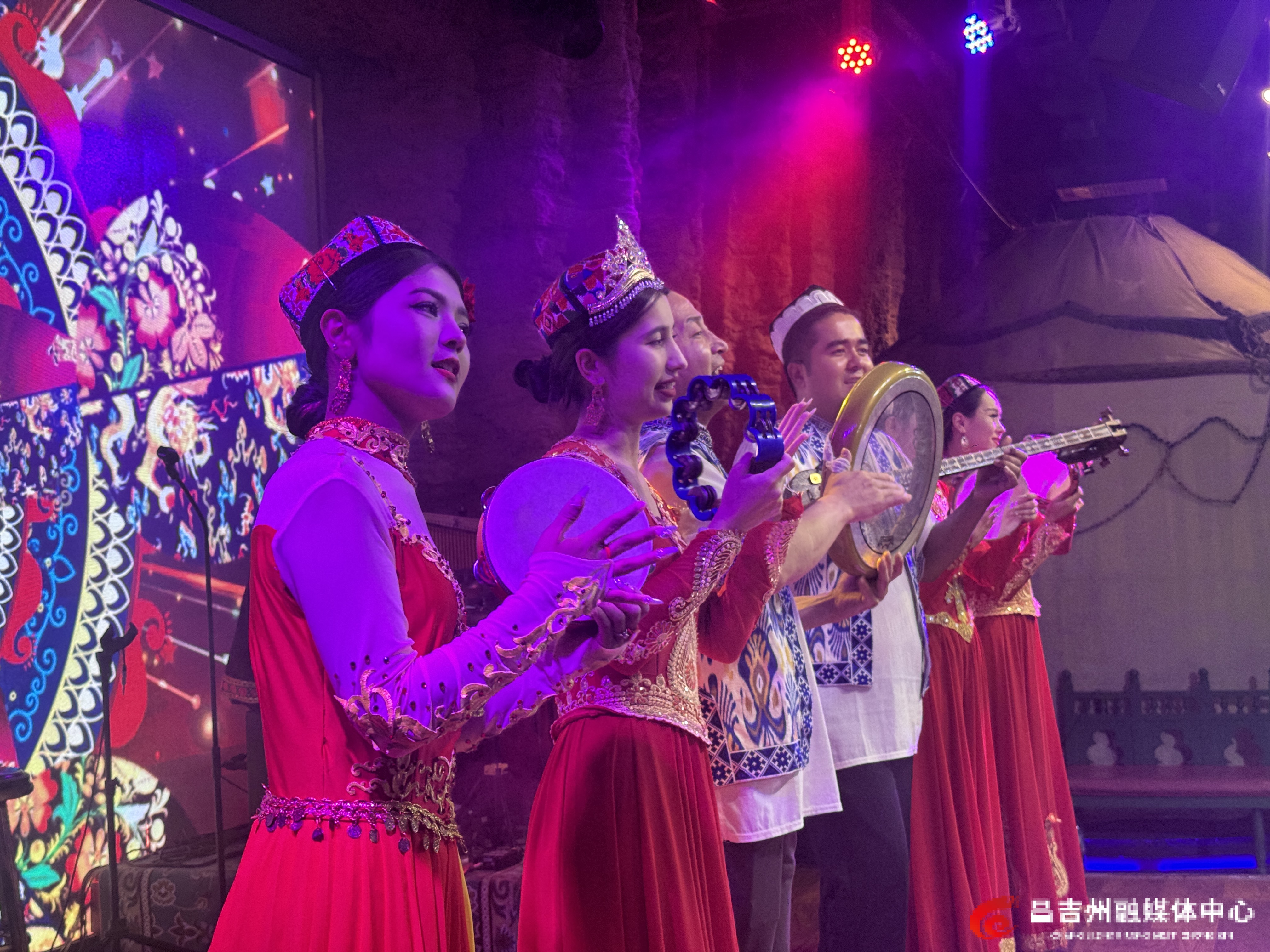 7 月 6 日晚，大美新疆主题餐厅热闹非凡、灯火辉煌，演员正在舞台表演歌舞节目。（刘华摄）.jpg
