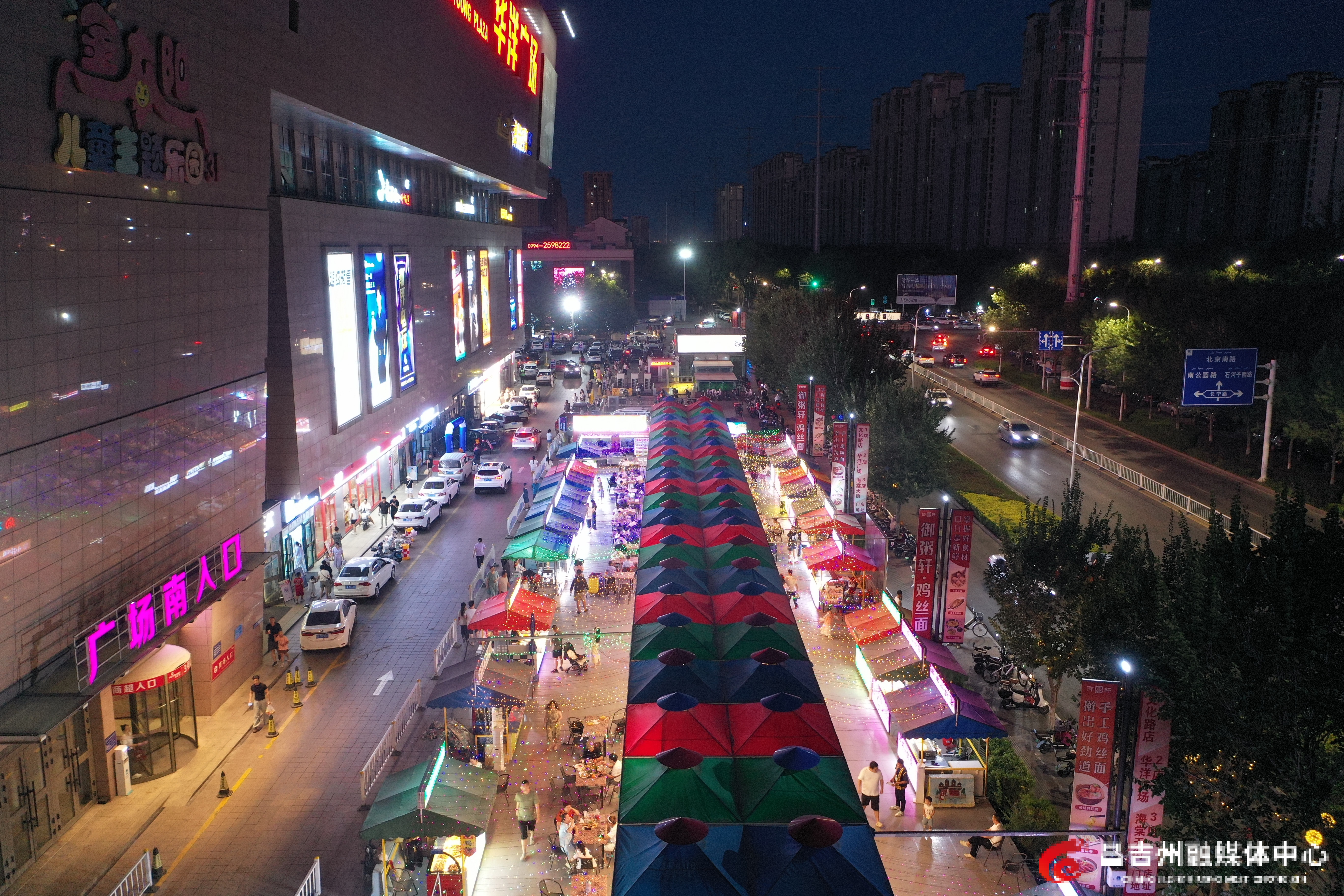 7月6日晚，昌吉市长宁路灯火辉煌，华洋广场的汇巴扎夜市成为市民夜间休闲的热门打卡地。（刘华摄）.JPG
