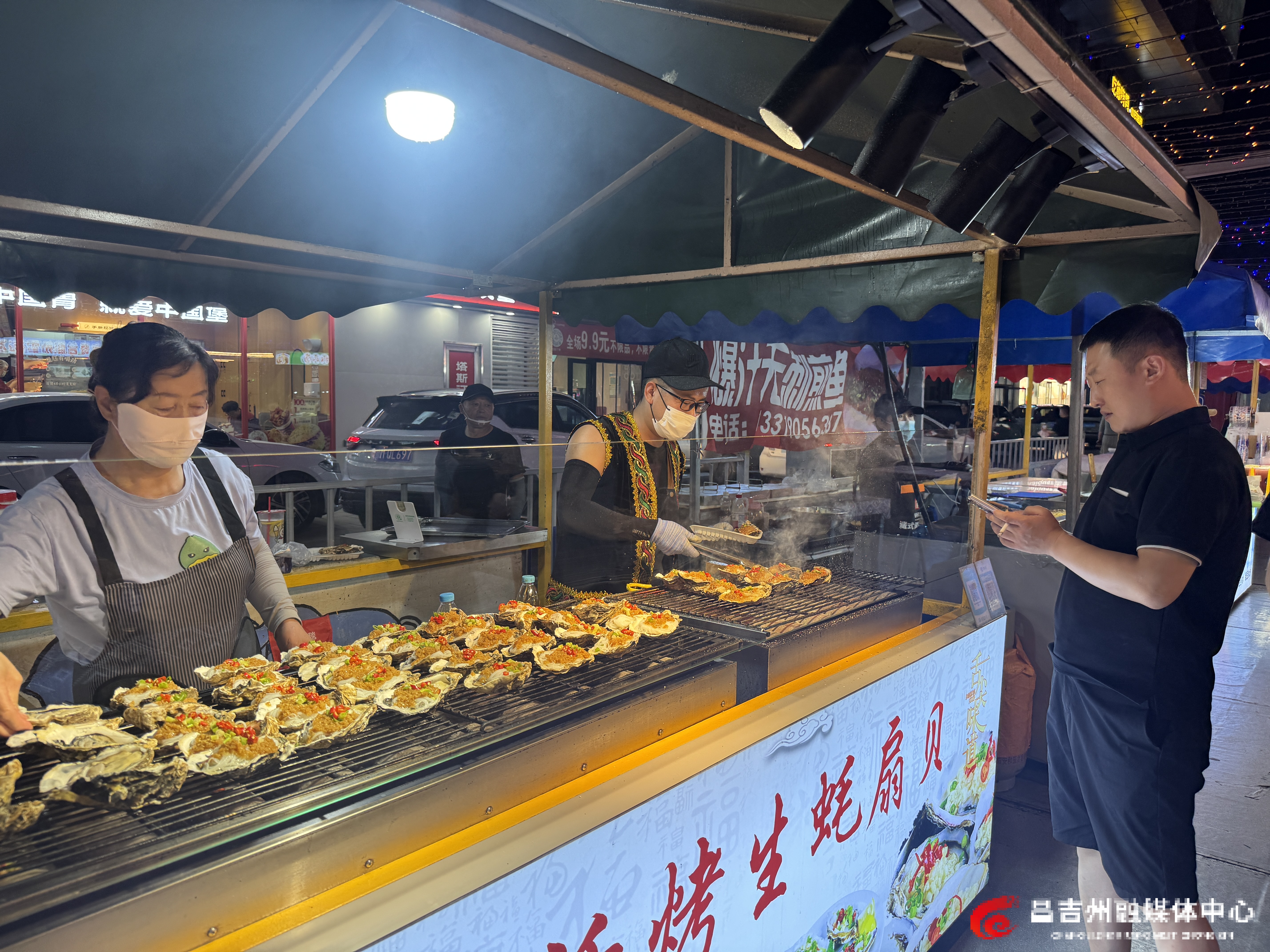 7月6日晚，昌吉市华洋广场的汇巴扎夜市,商家正在制作生蚝。（刘华摄）.jpg