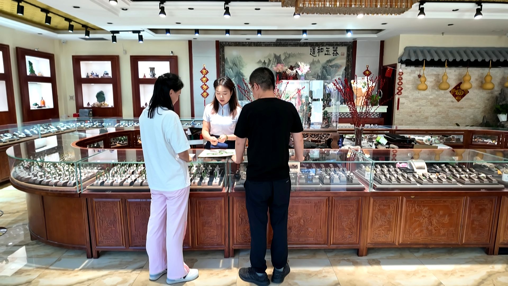 2025-8-19【标题】政策红利护航 业态升级激活中华碧玉园(8)_副本.jpg