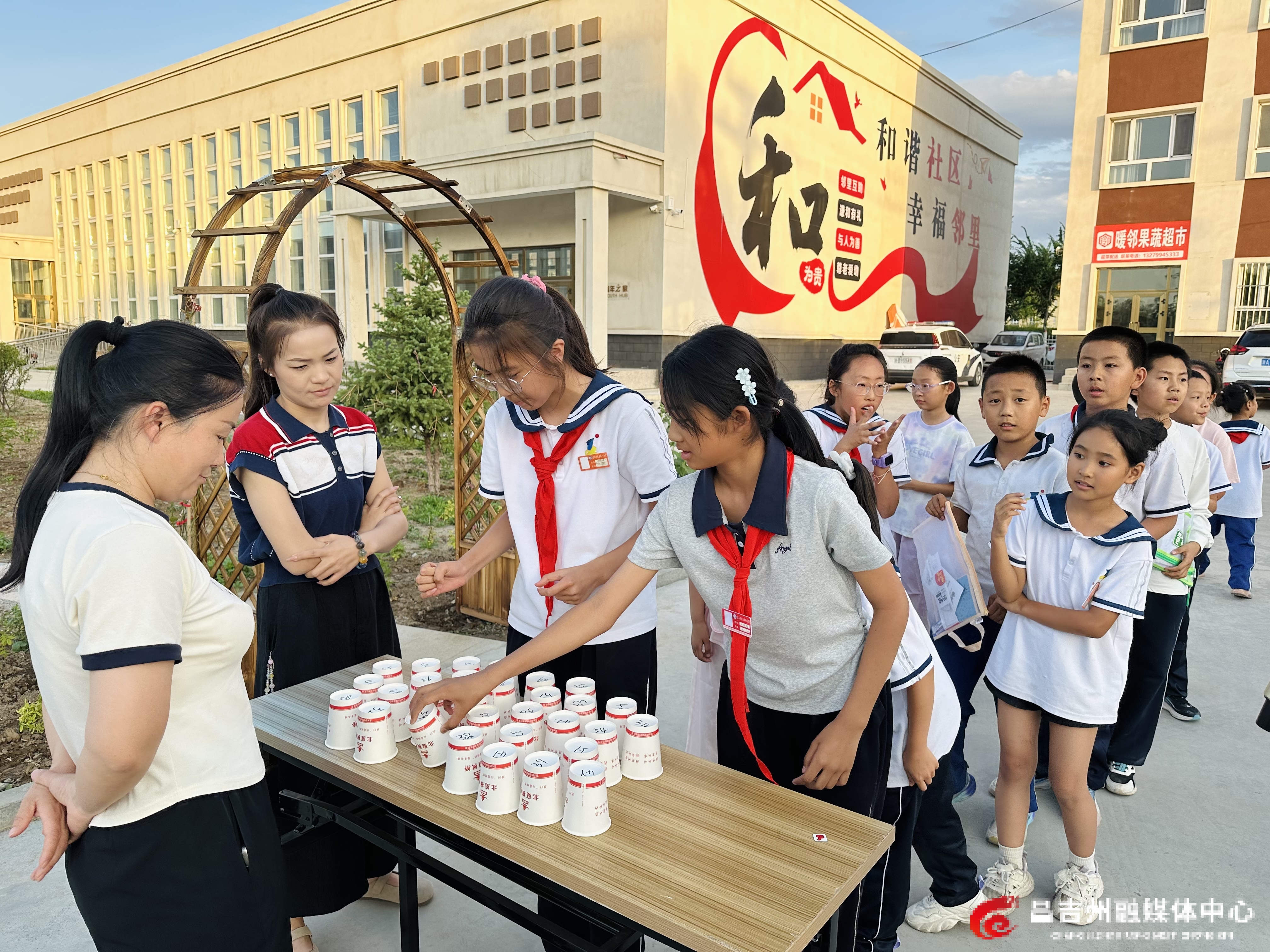 “阳光巴郎”青少年趣味运动会中抢纸杯游戏。（拍摄者：李香莹 13279941699）.jpg