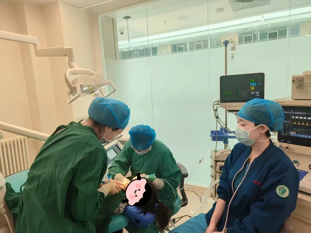 医护人员为患儿实施全麻下口腔舒适化治疗.jpg 医护人员为患儿实施全麻下口腔舒适化治疗.jpg
