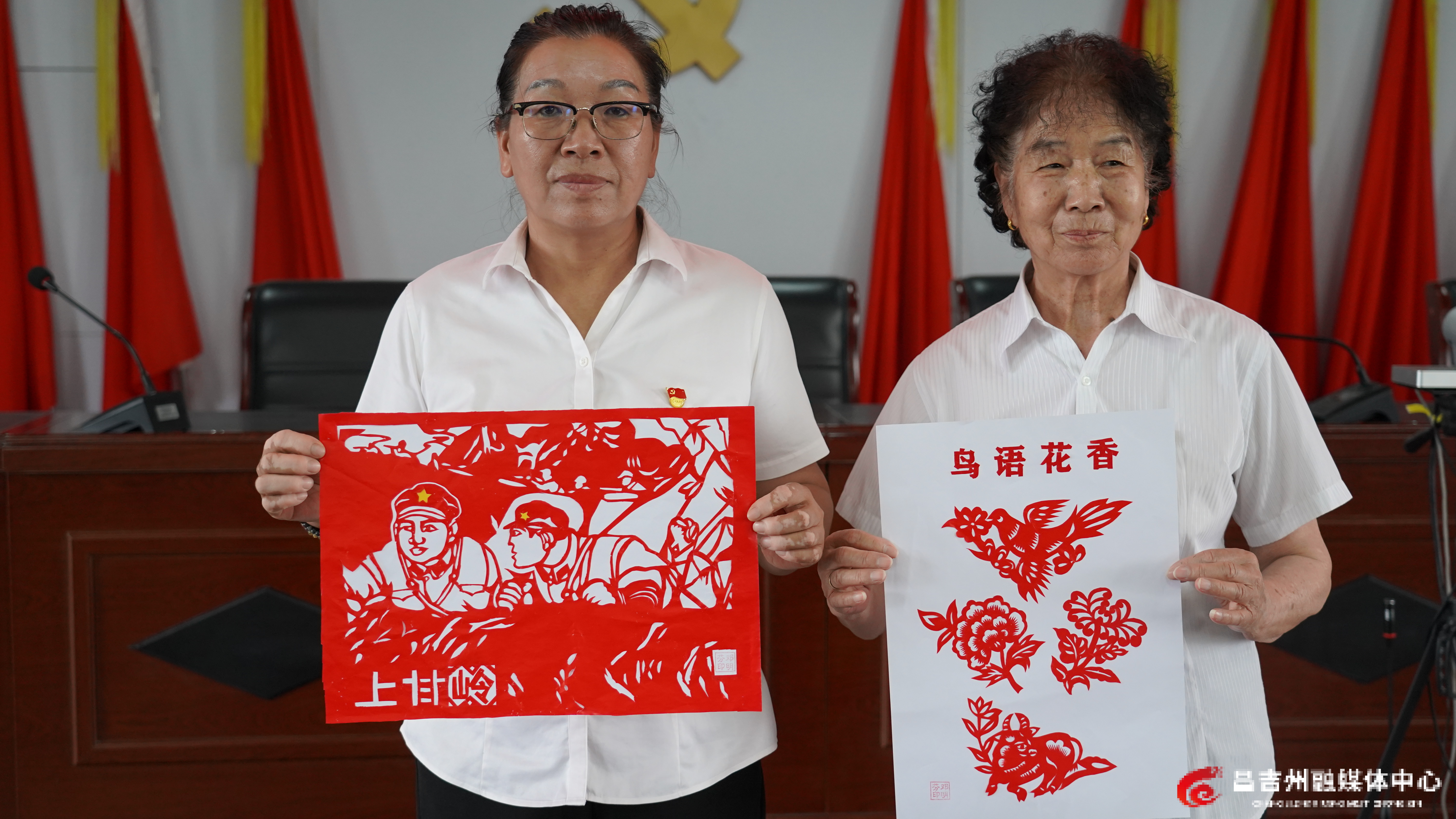 2025年7月1日，吉木萨尔县北庭镇东二畦村里老党员、非物质文化遗产手工剪纸传承人81岁的邓明芬，怀着对党深切的敬意与祝福，将精心创作《上甘岭》和《鸟语花香》两幅手工剪纸作品，深情地赠予给东二畦村党委，为党庆祝生日。拍摄人：石念鹭 (3).jpg