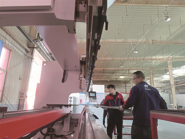 高质量发展调研行 | 正式投产！新疆星旭铝业首批高端铝单板产品下线