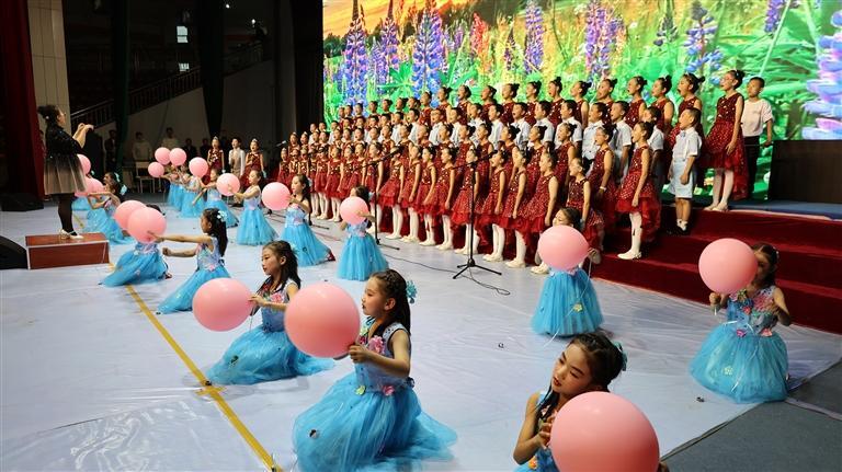 吉木萨尔县中小学生唱着红歌迎国庆