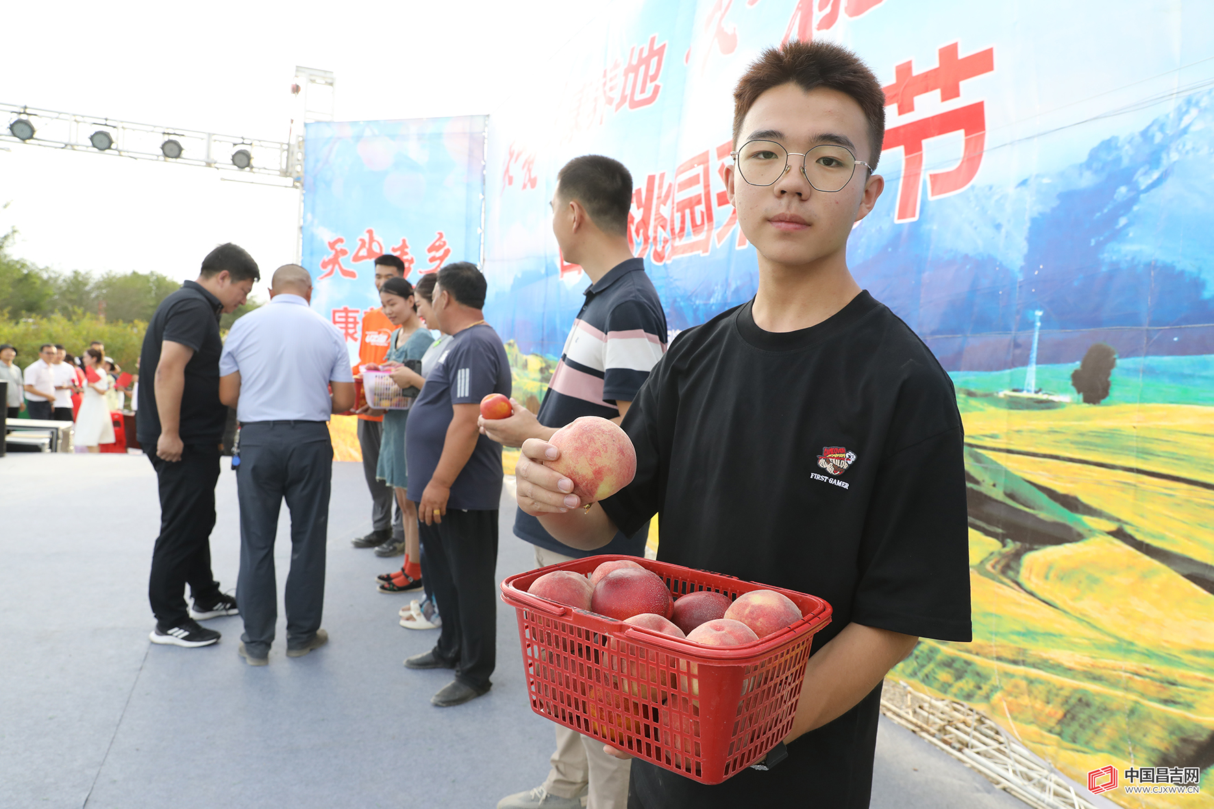 桃园果飘香 游客采摘忙(847351)-20230804123903.jpeg