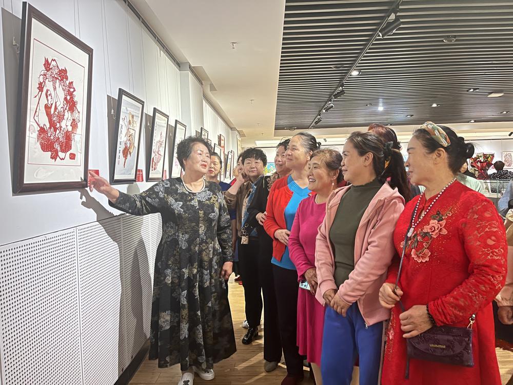 杨含萍剪纸艺术展在昌吉州美术馆开展