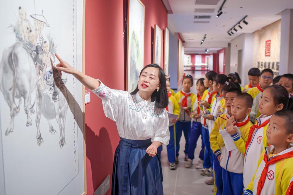 昌吉市第五小学组织学生参观昌吉州美术馆