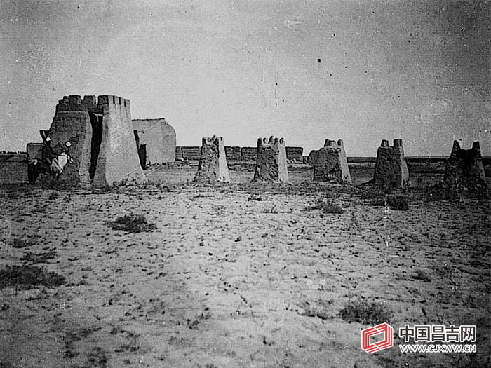 故城遗址的信号塔废墟。:多尔贝热夫摄于1908年。.jpg 故城遗址的信号塔废墟。:多尔贝热夫摄于1908年。.jpg