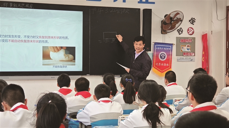 从泉州到昌吉，庄惠强用一支粉笔“书写”援疆情怀