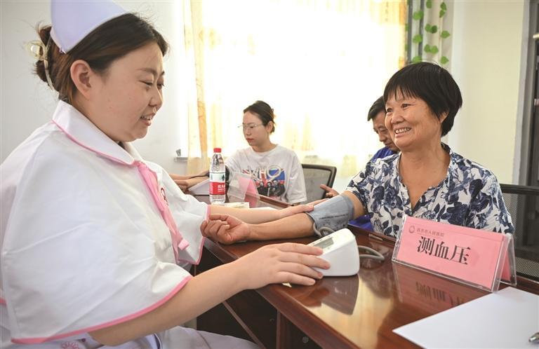 援疆医护人员到昌吉国家高新技术产业开发区为企业员工提供服务
