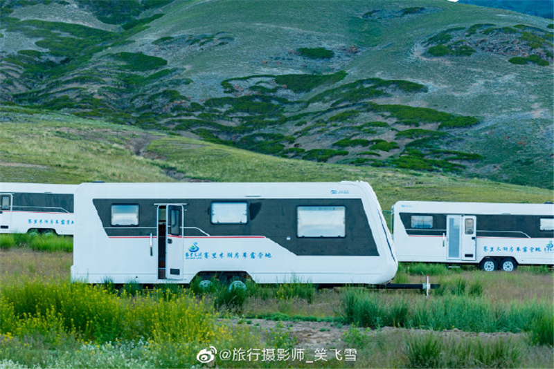 赛里木湖房车露营地(图片来源:达人"旅行摄影师_笑飞雪"微博)