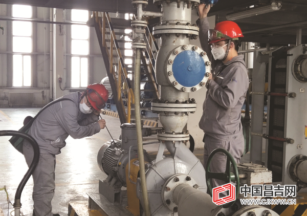 中泰化学阜康能源有限公司员工正在生产车间巡检设备.李向耀 摄
