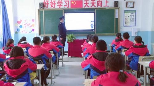 新和县塔木托格拉克乡中学近日专门邀请派出所民警来上课,通过法规