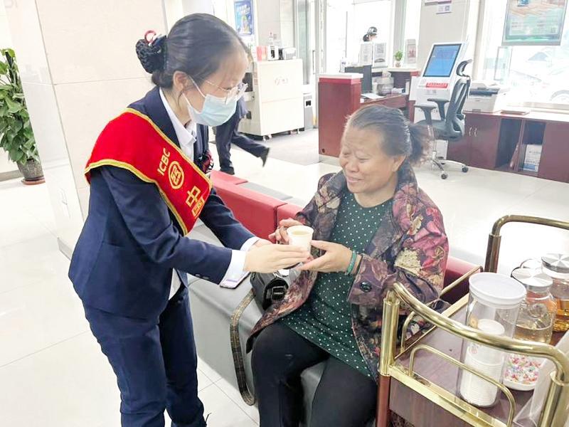 工商银行昌吉五家渠支行：爱老敬老暖人心 守护银龄助反诈