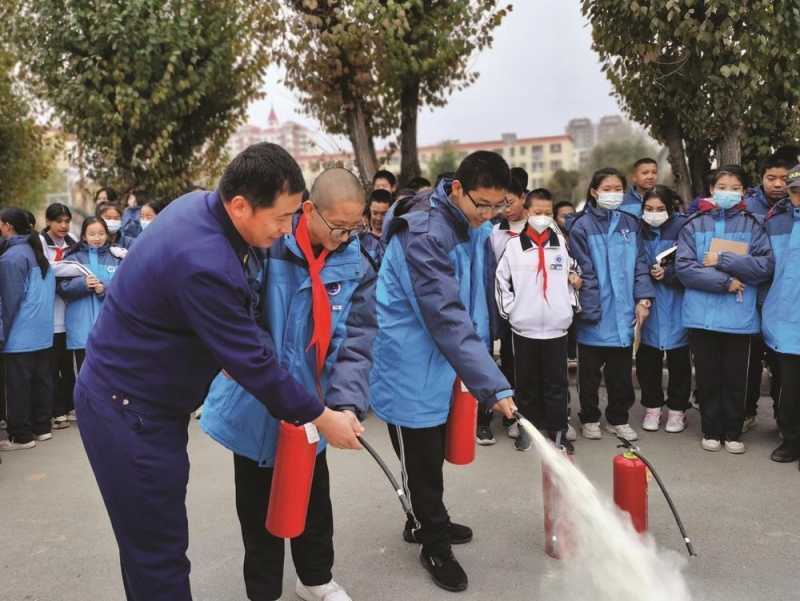 昌吉市第五中学:消防安全进校园