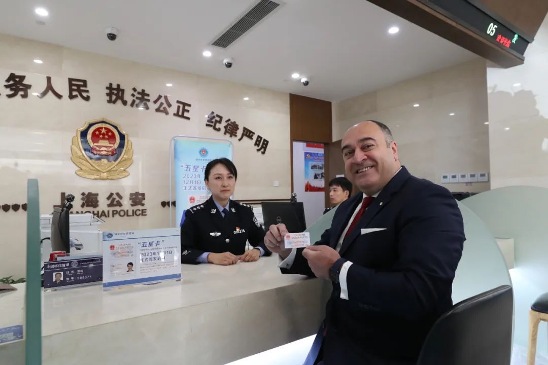 12月1日，部分在华永居人员在北京、天津、上海等地公安出入境管理部门领取首批“五星卡”。（张权、戴涛、方喆 摄）