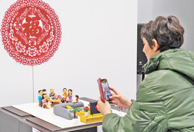 中西艺术交流项目“共生——生肖艺术展”日前在西班牙首都马德里中国文化中心举行。图为当地民众观看展览。　本报西班牙分社 大卫·阿玛尔摄