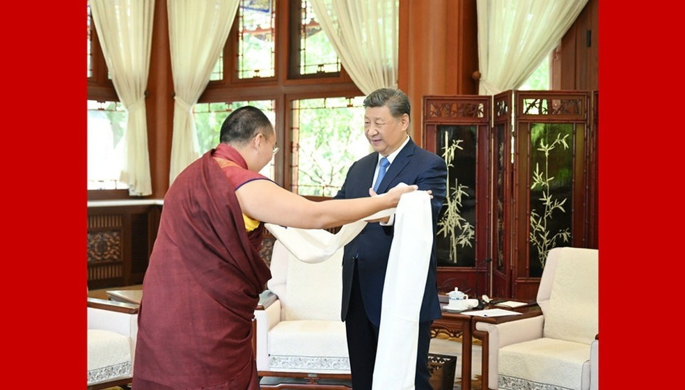 习近平接受班禅额尔德尼·确吉杰布拜见