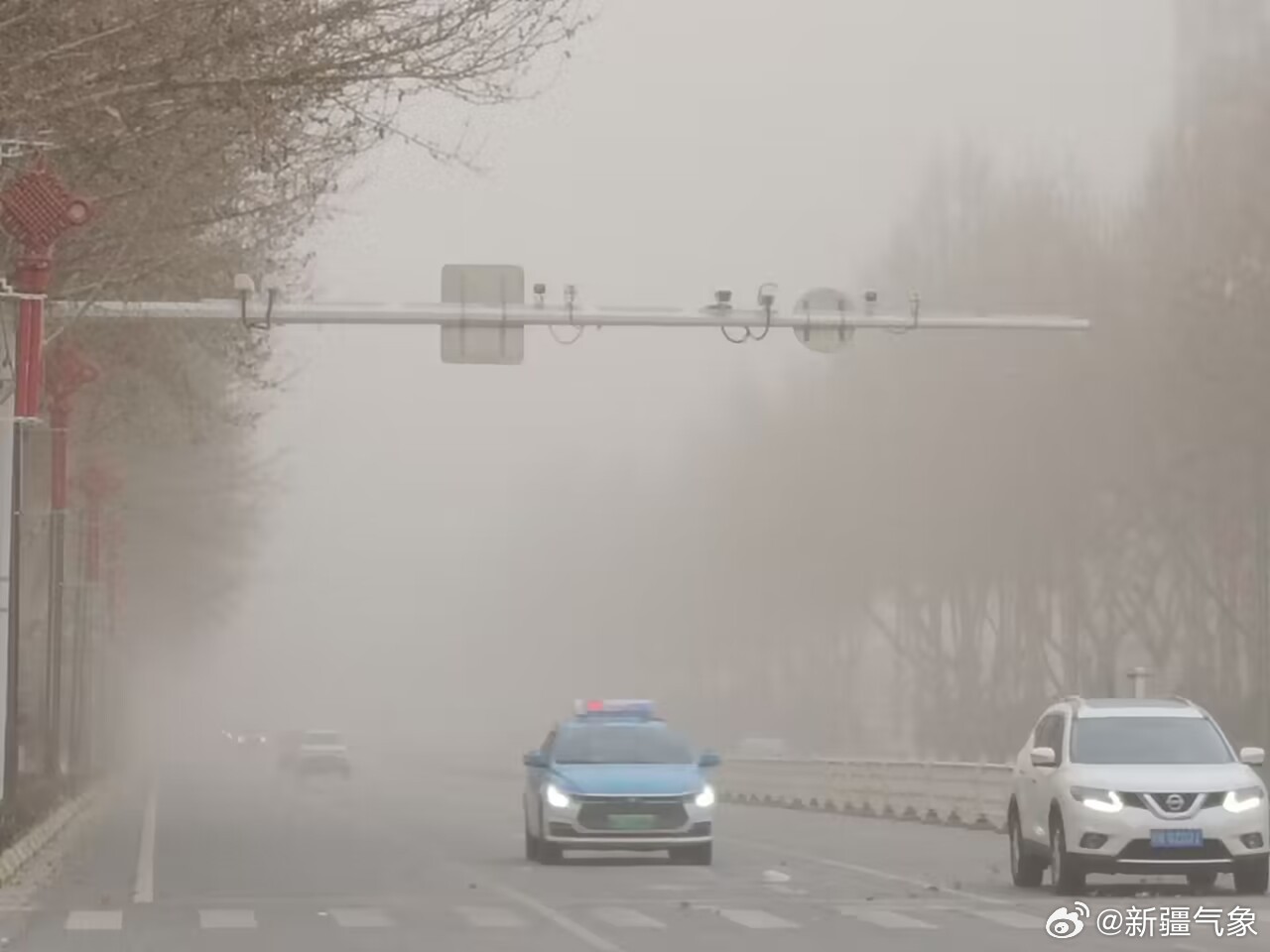 新疆多地出现沙尘暴天气 最小能见度165米