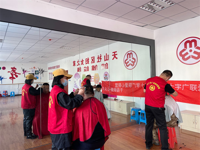 红十字广联爱心联盟为社区孤寡老人义务理发.png