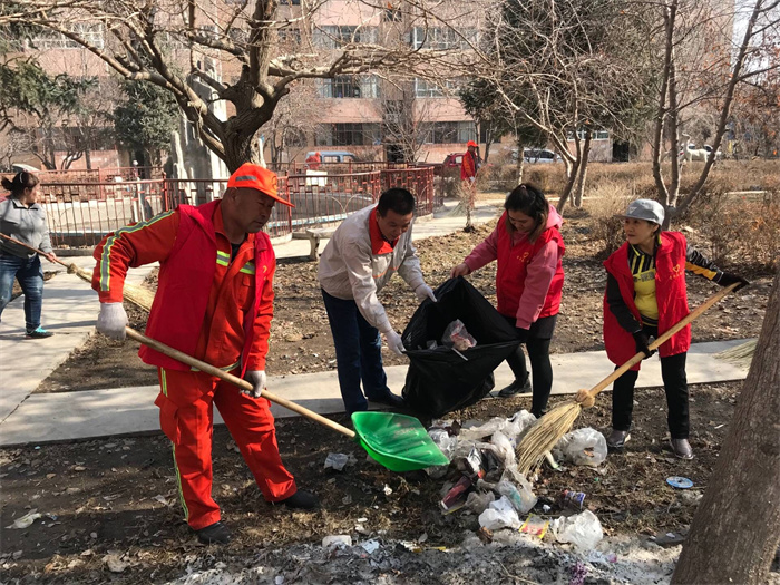 机关志愿服务队义务为辖区居民清理积雪.jpg