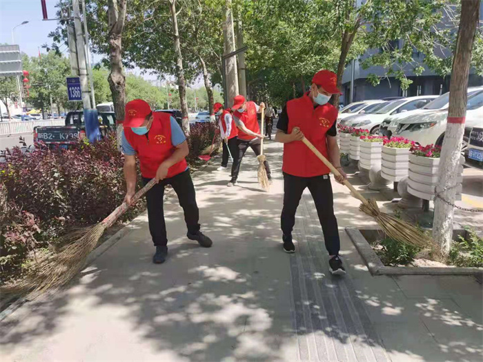 昌吉州税务局志愿服务队在金融社区开展街道卫生清洁志愿活动.jpg