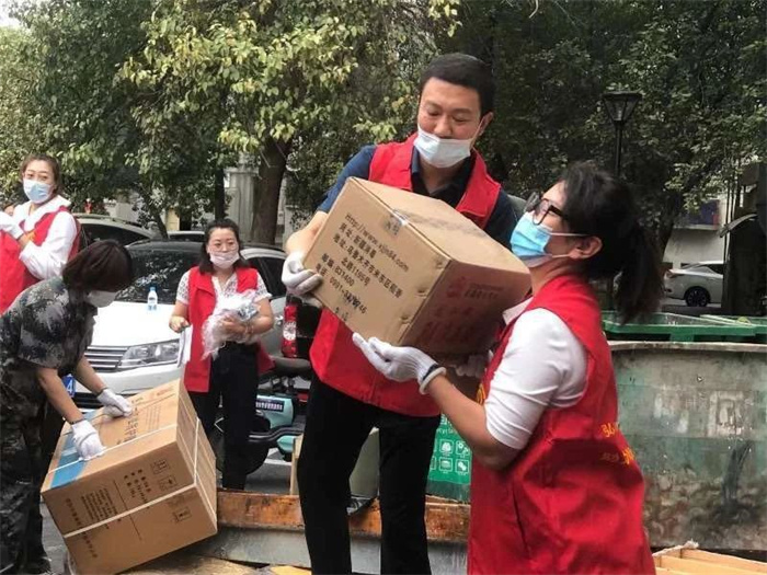 州总工会9月志愿服务活动-团结院社区搬家.jpg 州总工会9月志愿服务活动-团结院社区搬家.jpg