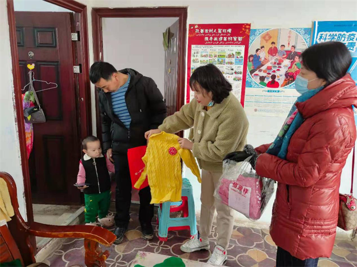 2021年寒假期间昌吉州巾帼志愿者在各县市开展“四送活动”将爱心毛衣送给困境儿童4.png