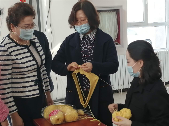 爱心妈妈正在编制恒爱毛衣.png