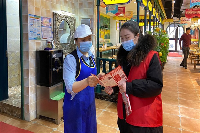 图为:消防志愿者为个体工商户讲解用火、用电知识.jpg 图为:消防志愿者为个体工商户讲解用火、用电知识.jpg