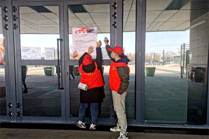 图为:消防志愿者走进客运站张贴消防安全知识挂图 提高群众的消防安全意识.jpg 图为:消防志愿者走进客运站张贴消防安全知识挂图 提高群众的消防安全意识.jpg