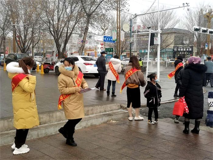图为:消防志愿者走上街头为群众宣传普及消防安全知识.jpg 图为:消防志愿者走上街头为群众宣传普及消防安全知识.jpg