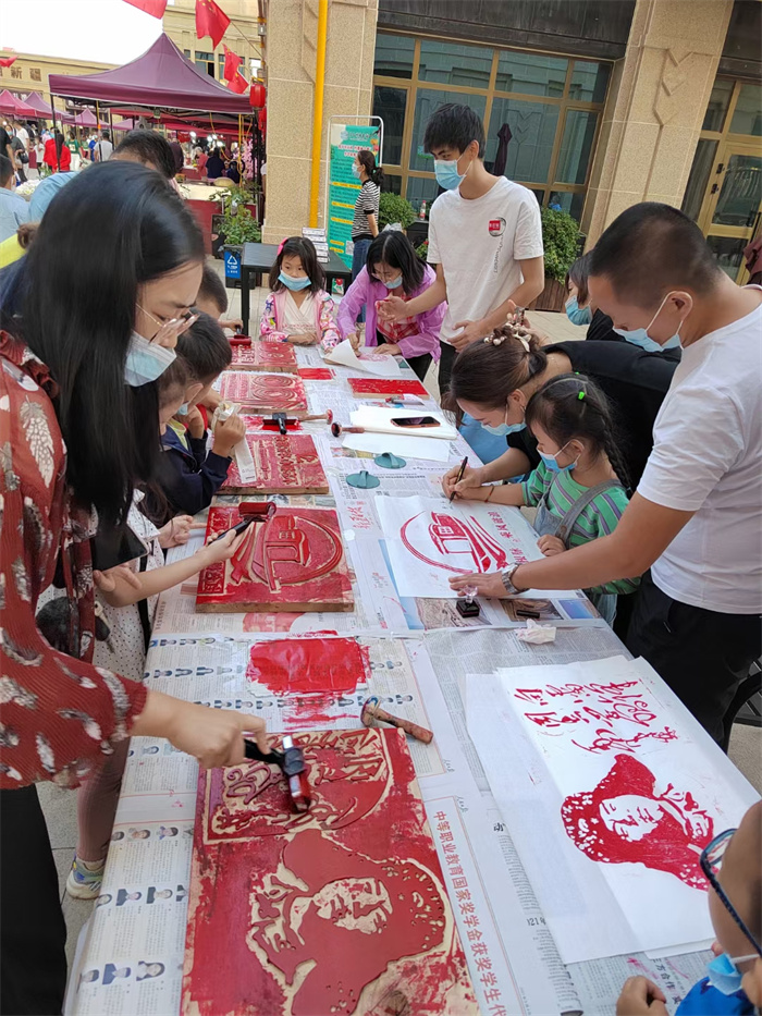 2021年10月4日，州图书馆、昌吉市“风雅颂”书局到昌吉市馕产业文旅小镇开展建党百年木刻版画免费体验活动.jpg