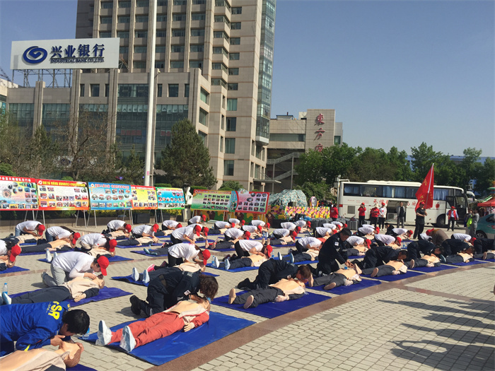 公益日，演示应急救护技能.JPG