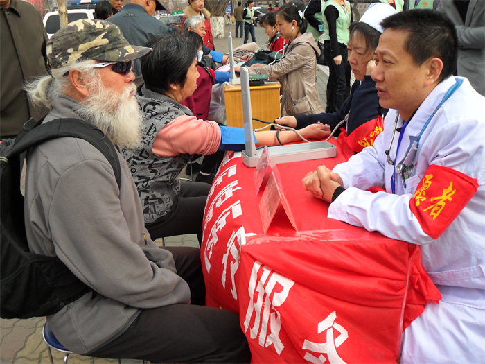 世界急救日，组织医学专家开展义诊咨询活动.JPG