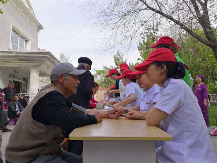 南丁格尔护理服务志愿队到敬老院开展心理健康疏导.jpg 南丁格尔护理服务志愿队到敬老院开展心理健康疏导.jpg