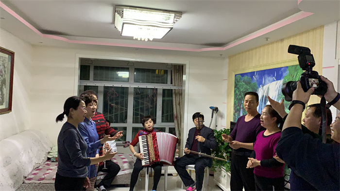 送文艺术家住进村民家里.jpg