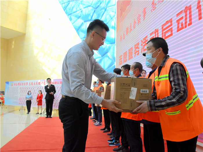 昌吉市“我为群众办实事 志愿点亮微心愿”活动启动仪式上，爱心企业为环卫工人圆梦微心愿.JPG