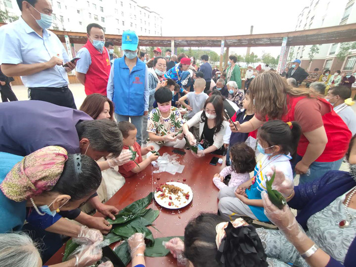 木垒县578志愿服务项目志愿者在端午节与居民群众一起包粽子.jpg