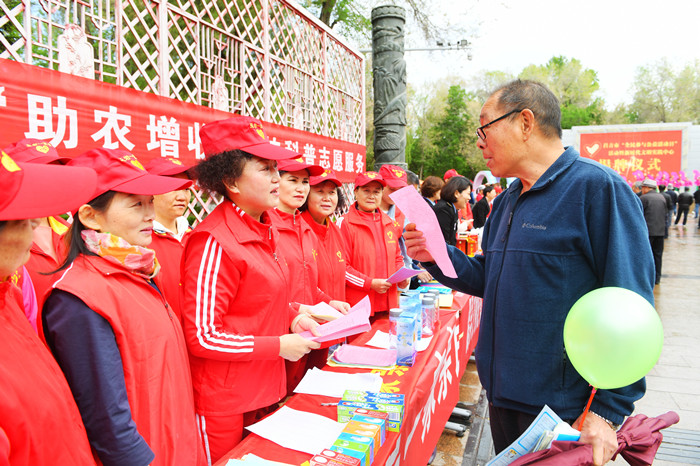 “张岩一家亲”志愿服务团队在向市民群众进行政策宣传.JPG