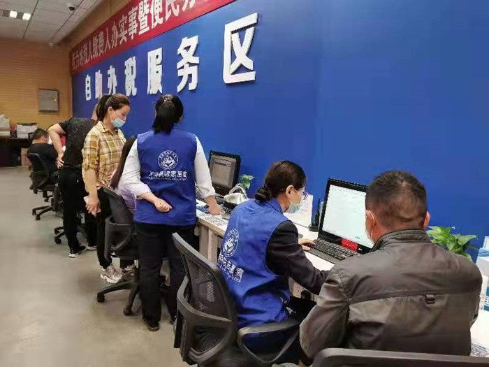 国家税务总局玛纳斯县税务“税务体验式”在自主 办税大厅为群众开展税务志愿服务.jpg 国家税务总局玛纳斯县税务“税务体验式”在自主 办税大厅为群众开展税务志愿服务.jpg