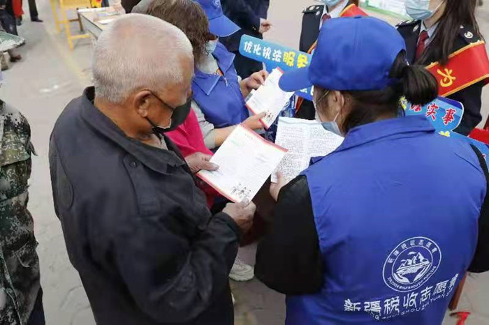 国家税务总局玛纳斯县税务“税务体验式”走上街头为老年人等特殊群体开展税务志愿服务.jpg 国家税务总局玛纳斯县税务“税务体验式”走上街头为老年人等特殊群体开展税务志愿服务.jpg