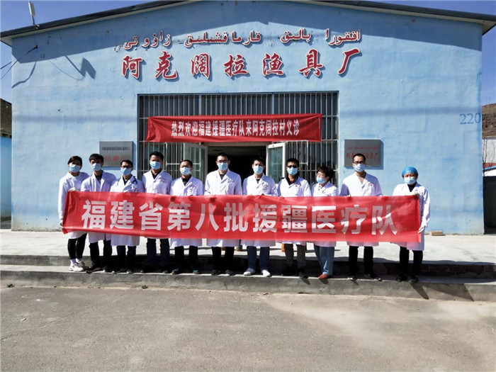 “杏林春暖”志愿服务项目主要由福建、山西援建医疗专家，州人民医院、州中医医院、各县市医院，医疗专家、护理人员等志愿者组成。图为组织医疗专家到企业开展送医送药义诊活动.jpg