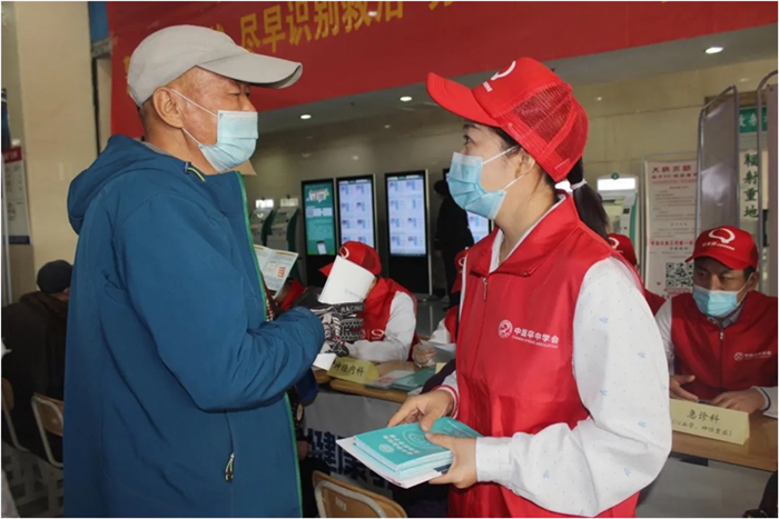 医务志愿者应用健康指导方式，面向广大群众，普及疾病知识，倡导健康的生活方式。进行健康咨询活动.png