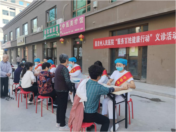 医务志愿者深入社区居家健康服务，开展测血压、血糖，视力检查、耳镜检查等服务，并发放宣传资料。州人民医院医疗专家到社区开展送医送药义诊活动.png