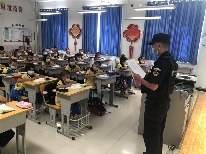 吉木萨尔县公安局城镇派出所书院街便民警务站在辖区第四小学开展普法宣传活动.jpg
