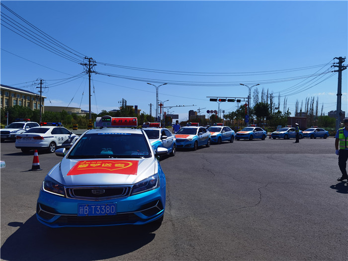 2021年6月7日，阜康市雷锋车队“爱心送考”车辆整装待发，准备接送考生。.jpg